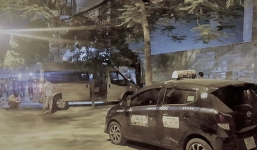 Tin tức tai nạn giao thông ngày 2/7: Xe 16 chỗ đâm sập cổng nhà dân, 2 trẻ bị thương