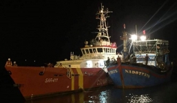 Vụ chìm tàu làm 9 người mất tích: Biển động cấp 5 gây khó khăn cho đội thợ lặn 