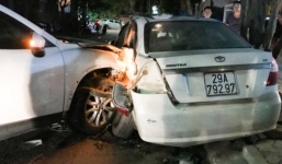 'Xế hộp' CX5 tông hàng loạt xe máy và ô tô rồi bỏ chạy trên phố Hà Nội