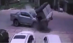 Chạy ngược chiều ở tốc độ cao, xe tải va chạm kinh hoàng với bán tải