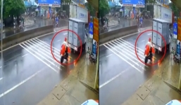 Rơi vào điểm mù ôtô tải đang lùi, cô gái cố thủ trên xe đạp điện, thi gan với tài xế 