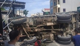 Tin tức tai nạn giao thông ngày 8/7: Xe tải bị lật đè xe máy, cặp vợ chồng nguy kịch