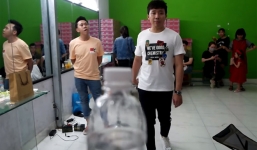 Chê bai Ngô Kiến Huy, Trấn Thành nhận cái kết đắng khi nhận thử thách đá nắp chai