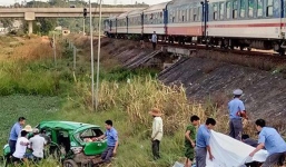 Tàu hoả tông taxi Mai Linh bay xuống mương, 5 người chết và bị thương 