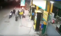 Tên cướp giật phăng xếp tiền trên tay nhân viên cây xăng gây phẫn nộ