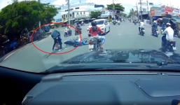 Vượt đèn đỏ khiến 2 người ngã ra đường, nữ 'ninja' thản nhiên phóng xe bỏ đi