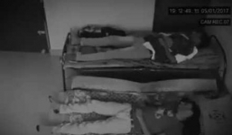 Nam thanh niên bị 'vật thể vô hình' nhấc bổng khi đang ngủ như trong phim kinh dị