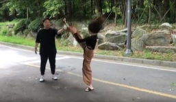 Mỹ nhân nhóm T-ara siêu ngầu và thần thái khi tung cước mở nắp chai