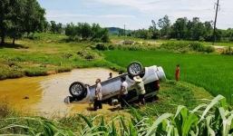 'Xế hộp' 7 chỗ tông cột mốc rồi lao xuống mương, 6 người thương vong