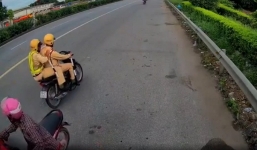 Nữ tài xế lách luật, dắt xe máy đi ngược chiều trên quốc lộ vẫn xử lý