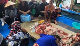 Bé trai 4 tuổi rơi xuống biển Hạ Long: Người thân quỵ ngã khi đón nhận thi thể