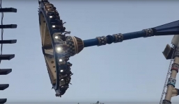 Khoảnh khắc đu quay gãy đôi giữa không trung khiến 2 người thiệt mạng