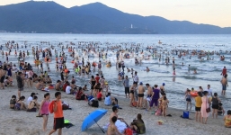 Thuyền viên tàu du lịch ở Hạ Long dùng điện thoại quay trộm khách nữ tắm trên tàu