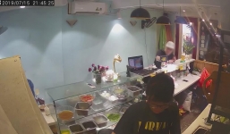 'Thiếu gia' ăn mặc sang chảnh ra tay trộm điện thoại của nhân viên quán chè