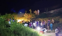 Vụ 4 nam sinh bị đuối nước: Xót xa cảnh bố mẹ không thể nhìn mặt con