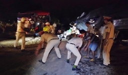 Xe khách đối đầu xe tải ở Bình Thuận, 2 tài xế tử vong kẹt trong cabin 