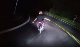 Phượt thủ thả cả 2 tay khi đổ đèo ở Tam Đảo để thể hiện 'tay lái lụa'