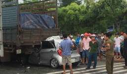 Rúc đuôi xe tải phanh gấp dừng đèn đỏ, tài xế KIA tử vong tại chỗ