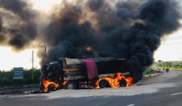 Xe bồn và xe ben bốc cháy sau va chạm, 2 bố con tài xế tử vong trên cabin