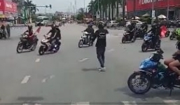 Đoàn xe phượt thủ tự ý chặn đường để di chuyển qua ngã tư gây bức xúc