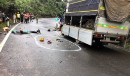 Xe máy kẹp 3 tông vào xe tải, 3 học sinh cấp 2 thương vong