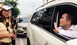 Bị yêu cầu cẩu xe, chủ ô tô Mercedes GLS ôm tiền cố thủ để bảo vệ tài sản