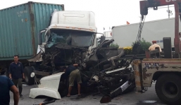 Tông xe tải gần hiện trường vụ thảm khốc ở Hải Dương, xe container nát đầu