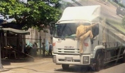 Bị CSGT đu bám yêu cầu dừng xe, tài xế ô tô tải vẫn cố tình phóng đi