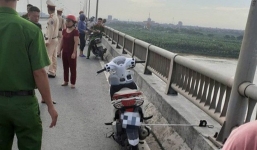 Để lại xe máy trên cầu, cô gái trẻ bất ngờ gieo mình xuống sông Hồng tự tử