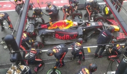 Màn thay lốp xe đua F1 nhanh nhất thế giới trong chưa đấy 2 giây