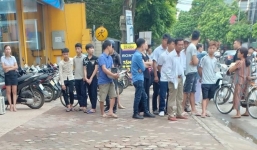 Côn đồ cầm kiếm chém tới tấp khiến bảo vệ Điện Máy Xanh gục tại chỗ