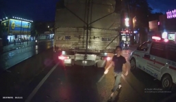 Bị thách thức, tài xế xe cứu thương rút dao xuống 'dằn mặt' lái xe tải