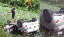 Phát hiện tài xế tử vong trong xe taxi lật ngửa dưới ao ở Bắc Ninh