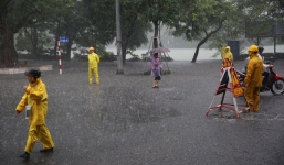 Bão số 3 suy yếu thành ATNĐ, Hà Nội mưa lớn, cảnh báo ngập lụt sâu