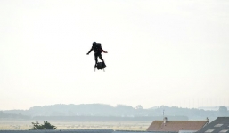 Nhà sáng chế Pháp lập kỷ lục vượt eo biển Anh thành công bằng ván bay