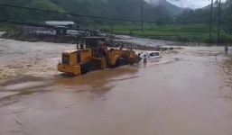 Cố băng qua dòng nước lũ dữ, 'xế hộp' lật nghiêng rồi bị cuốn trôi