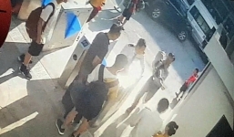 Khoảnh khắc bé trai được bế ra khỏi xe đưa đón HS của Trường GateWay