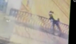 Ôm hôn trên thành cầu, cặp đôi ngã xuống đất thiệt mạng