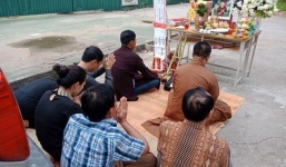 Bố mẹ bé trai lớp 1 Trường Gateway khóc nức nở tại lễ cầu siêu cho con