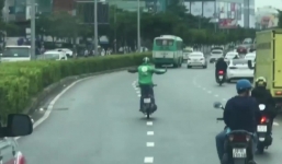Tài xế Grab vừa đi vừa buông tay lái, nhún nhảy điên cuồng trên phố