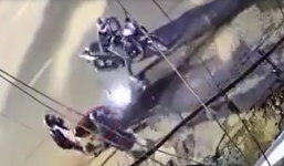 Bị chặn đầu dàn cảnh cướp xe, cô gái nhanh trí khiến 2 tên cướp bỏ chạy