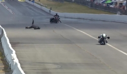 Harley-Davidson lao vào rào chắn ở tốc độ 340km/h, biker thoát chết thần kỳ