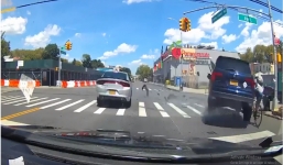 Ô tô vượt đèn đỏ tông nhau, người đàn ông đi xe đạp bị hất bay tử vong