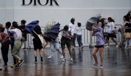 Siêu bão Lekima đổ bộ Trung Quốc thổi bay người và xe tải 