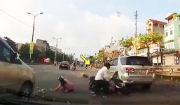 Vừa bị ô tô đâm ngã, người phụ nữ lại tiếp tục gặp hoạ vì chính xe máy của mình