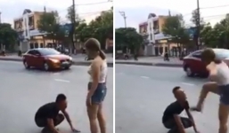 Quỳ gối chắp tay níu kéo tình cảm, nam thanh niên si tình bị bạn gái xử phũ