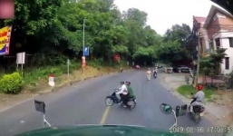 Bỏ chạy khi gặp CSGT, 2 người đi xe máy suýt gây họa cho xe container