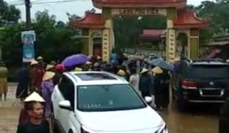 Nhóm thanh niên xăm trổ đập phá cổng làng bị dân bao vây bỏ cả ô tô để chạy