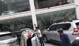 'Xế hộp' trưng bày lao từ tầng 2 xuống đất, 2 xe bạc tỷ phía dưới hư hỏng