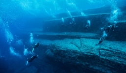 Quần thể kim tự tháp đồ sộ, cao 27 m dưới đáy biển Nhật Bản